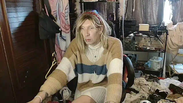 Snapshot of Ombeline1 chatting on 22, 11, 2025 Ombeline1 online show from 22, 11, 2025