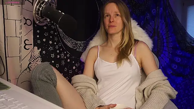 Snapshot of Moon__Nymph chatting on 15, 11, 2025 Moon Nymph online show from 15, 11, 2025