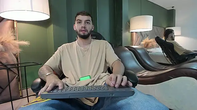 Snapshot of Michael_magno chatting on 13, 10, 2025 Michael magno online show from 13, 10, 2025