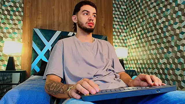 Snapshot of Michael_magno chatting on 8, 11, 2025 Michael magno online show from 8, 11, 2025