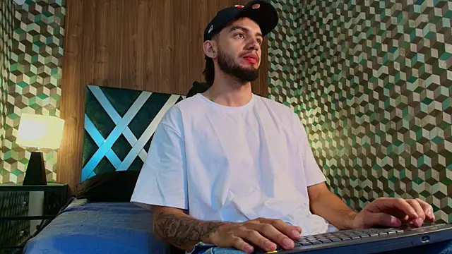 Snapshot of Michael_magno chatting on 18, 11, 2025 Michael magno online show from 18, 11, 2025