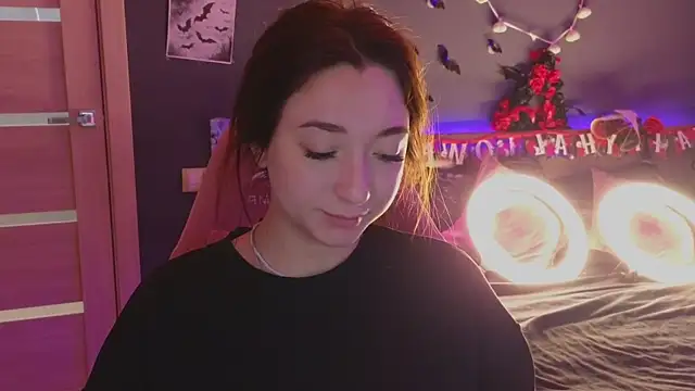 Snapshot of YasmineWest chatting on 27, 10, 2025 YasmineWest online show from 27, 10, 2025