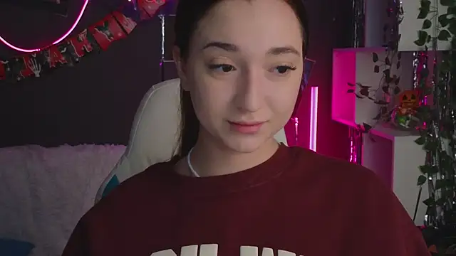 Snapshot of YasmineWest chatting on 30, 10, 2025 YasmineWest online show from 30, 10, 2025