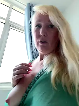 Snapshot of EmmaInLove23 chatting on 19, 10, 2025 EmmaInLove23 online show from 19, 10, 2025