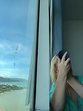 Snapshot of EmmaInLove23 chatting on 23, 10, 2025 EmmaInLove23 online show from 23, 10, 2025