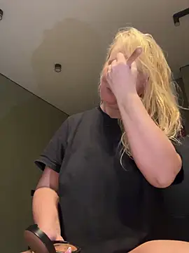 Snapshot of EmmaInLove23 chatting on 22, 11, 2025 EmmaInLove23 online show from 22, 11, 2025