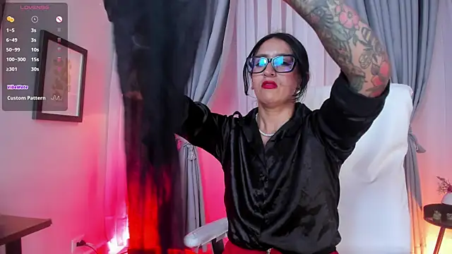 kira moon   online show from 4, 11, 2025