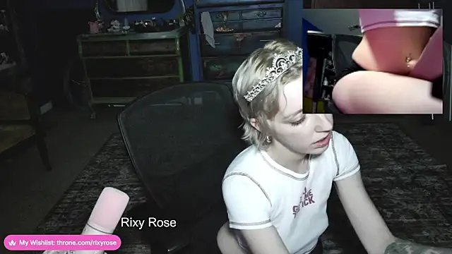 Snapshot of Trixyrose chatting on 1, 12, 2025 Trixyrose online show from 1, 12, 2025