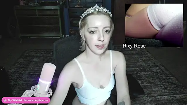 Snapshot of Trixyrose chatting on 5, 12, 2025 Trixyrose online show from 5, 12, 2025