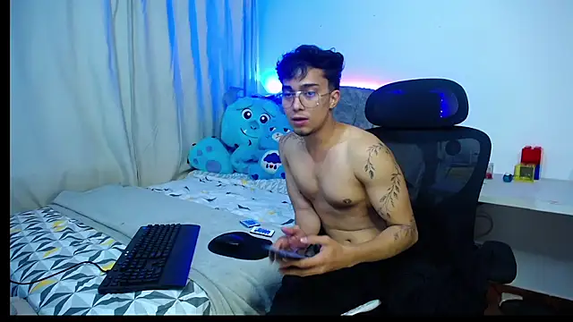 Snapshot of Thyler_west18 chatting on 26, 11, 2025 Thyler west18 online show from 26, 11, 2025