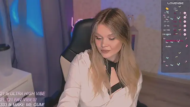 Snapshot of VeronaAura chatting on 2, 10, 2025 VeronaAura online show from 2, 10, 2025