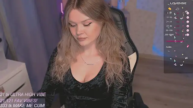 Snapshot of VeronaAura chatting on 12, 10, 2025 VeronaAura online show from 12, 10, 2025