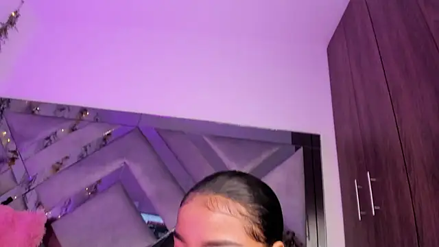 Iris hott1 online show from 18, 12, 2024