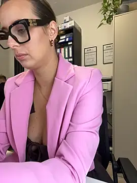 Snapshot of Hii_Lolla chatting on 4, 11, 2025 Hii Lolla online show from 4, 11, 2025