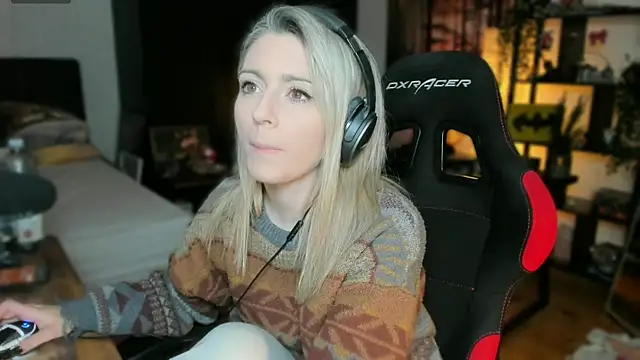 Lisaonthemoon online show from 12, 2, 2025