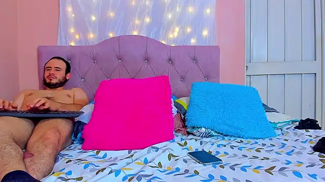 Snapshot of CoupleLatinXXX chatting on 5, 2, 2025 CoupleLatinXXX online show from 5, 2, 2025