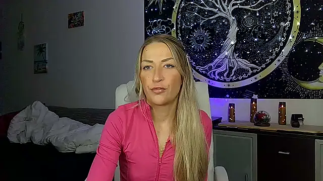 Snapshot of SexxyLiviaa chatting on 28, 10, 2025 SexxyLiviaa online show from 28, 10, 2025