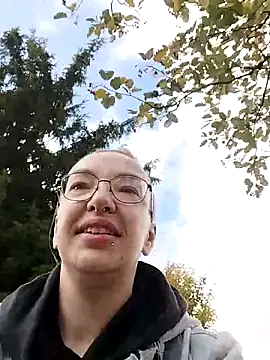 Isabella Geney online show from 11, 10, 2025