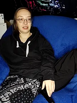 Isabella Geney online show from 23, 11, 2025