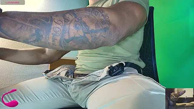 Snapshot of hot_black3 chatting on 14, 11, 2025 hot black3 online show from 14, 11, 2025