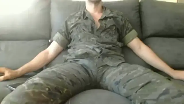 militar guapo online show from 17, 10, 2025