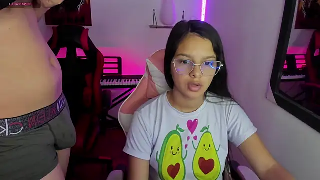 jessi and boy online show from 4, 3, 2026