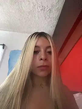 Snapshot of CristalGmez chatting on 12, 11, 2025 CristalGmez online show from 12, 11, 2025