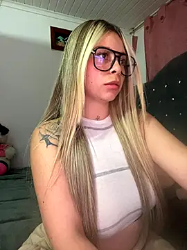 Snapshot of CristalGmez chatting on 21, 11, 2025 CristalGmez online show from 21, 11, 2025