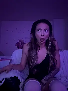 Snapshot of greedybratt chatting on 14, 11, 2025 greedybratt online show from 14, 11, 2025