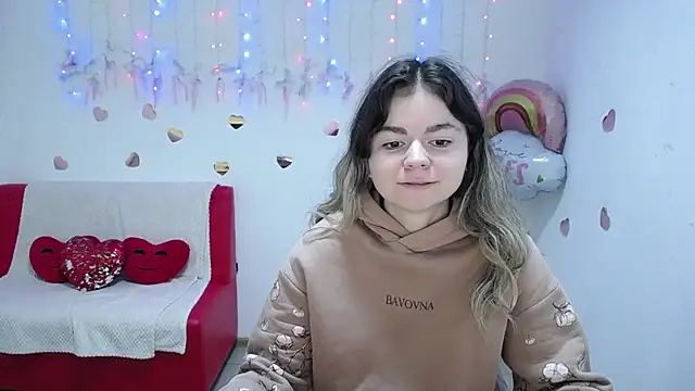 Snapshot of TinaRedly chatting on 13, 10, 2025 TinaRedly online show from 13, 10, 2025