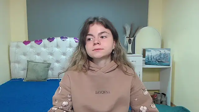 Snapshot of TinaRedly chatting on 15, 10, 2025 TinaRedly online show from 15, 10, 2025