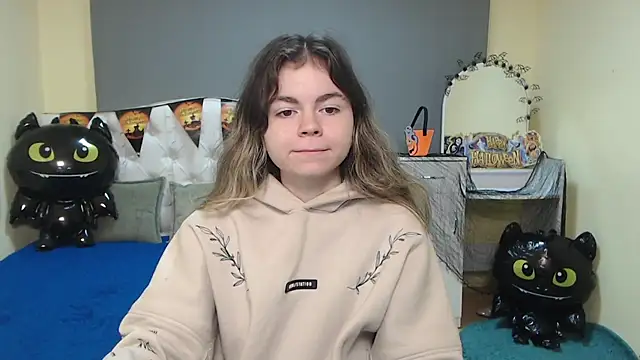 Snapshot of TinaRedly chatting on 23, 10, 2025 TinaRedly online show from 23, 10, 2025