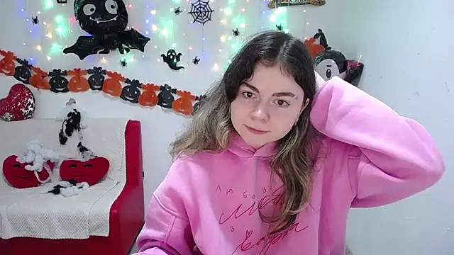 Snapshot of TinaRedly chatting on 27, 10, 2025 TinaRedly online show from 27, 10, 2025