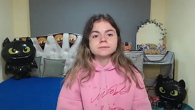 Snapshot of TinaRedly chatting on 28, 10, 2025 TinaRedly online show from 28, 10, 2025