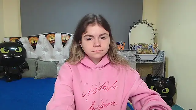 Snapshot of TinaRedly chatting on 31, 10, 2025 TinaRedly online show from 31, 10, 2025