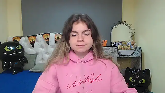 Snapshot of TinaRedly chatting on 4, 11, 2025 TinaRedly online show from 4, 11, 2025