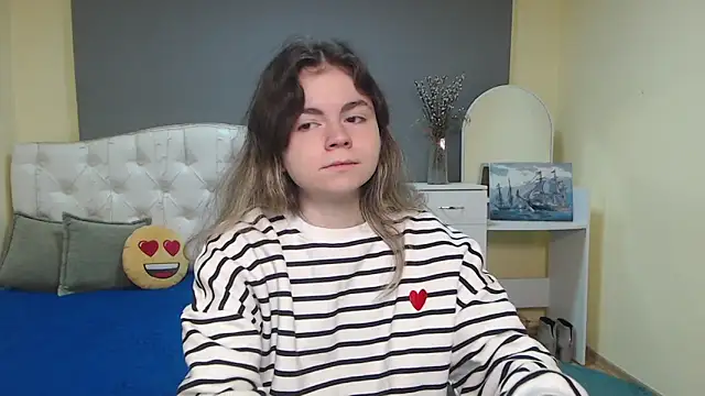 Snapshot of TinaRedly chatting on 6, 11, 2025 TinaRedly online show from 6, 11, 2025