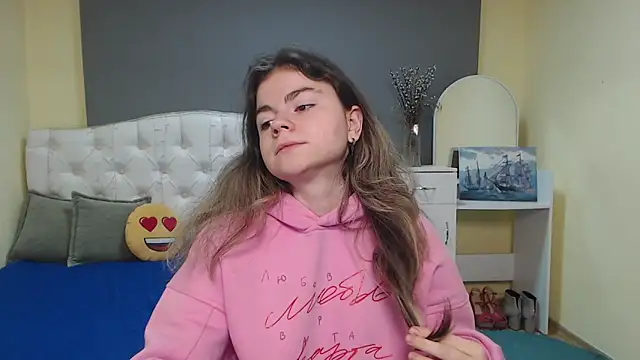 Snapshot of TinaRedly chatting on 7, 11, 2025 TinaRedly online show from 7, 11, 2025