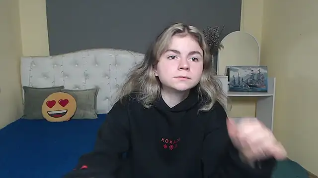 Snapshot of TinaRedly chatting on 10, 11, 2025 TinaRedly online show from 10, 11, 2025