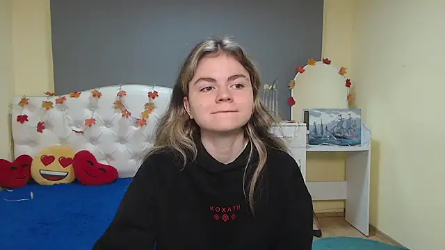 Snapshot of TinaRedly chatting on 12, 11, 2025 TinaRedly online show from 12, 11, 2025