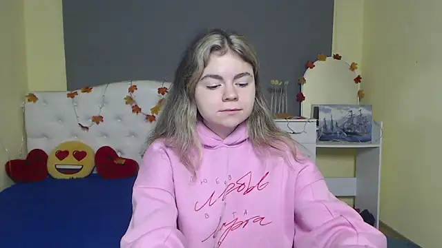 Snapshot of TinaRedly chatting on 14, 11, 2025 TinaRedly online show from 14, 11, 2025