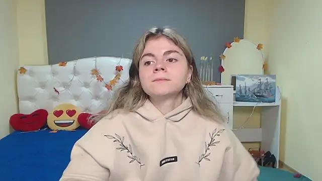 Snapshot of TinaRedly chatting on 17, 11, 2025 TinaRedly online show from 17, 11, 2025