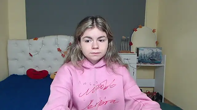 Snapshot of TinaRedly chatting on 20, 11, 2025 TinaRedly online show from 20, 11, 2025