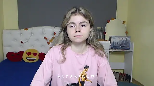 Snapshot of TinaRedly chatting on 22, 11, 2025 TinaRedly online show from 22, 11, 2025