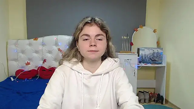 Snapshot of TinaRedly chatting on 23, 11, 2025 TinaRedly online show from 23, 11, 2025