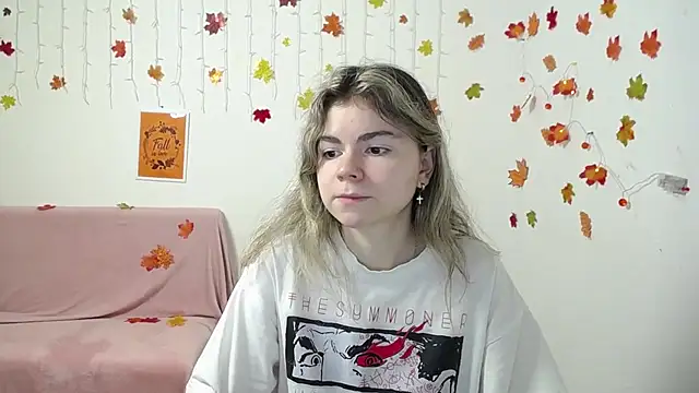 Snapshot of TinaRedly chatting on 28, 11, 2025 TinaRedly online show from 28, 11, 2025