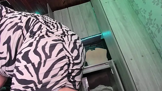 Snapshot of LaureenHills chatting on 29, 10, 2025 LaureenHills online show from 29, 10, 2025