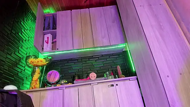 Snapshot of LaureenHills chatting on 15, 12, 2025 LaureenHills online show from 15, 12, 2025