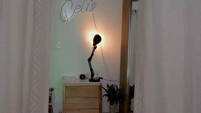 Snapshot of yandracelisofficial chatting on 5, 2, 2025 yandracelisofficial online show from 5, 2, 2025