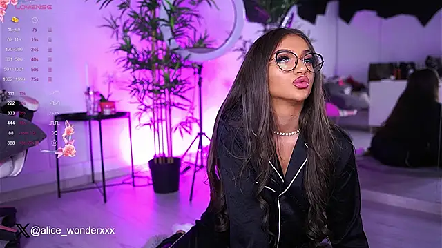 VanessaSimon online show from 2, 2, 2025